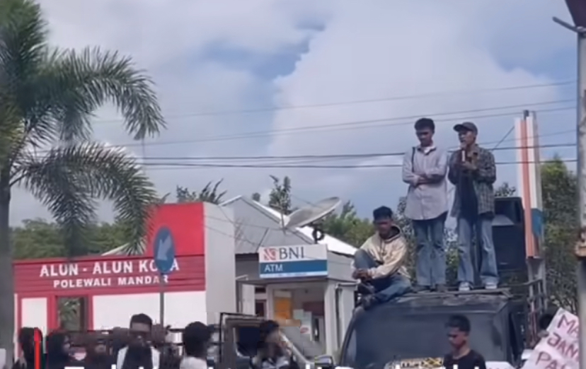 Tak Kunjung Di Perbaiki. Warga Alu Demo Tuntut Bupati Polman Perbaikan Jalan Rusak